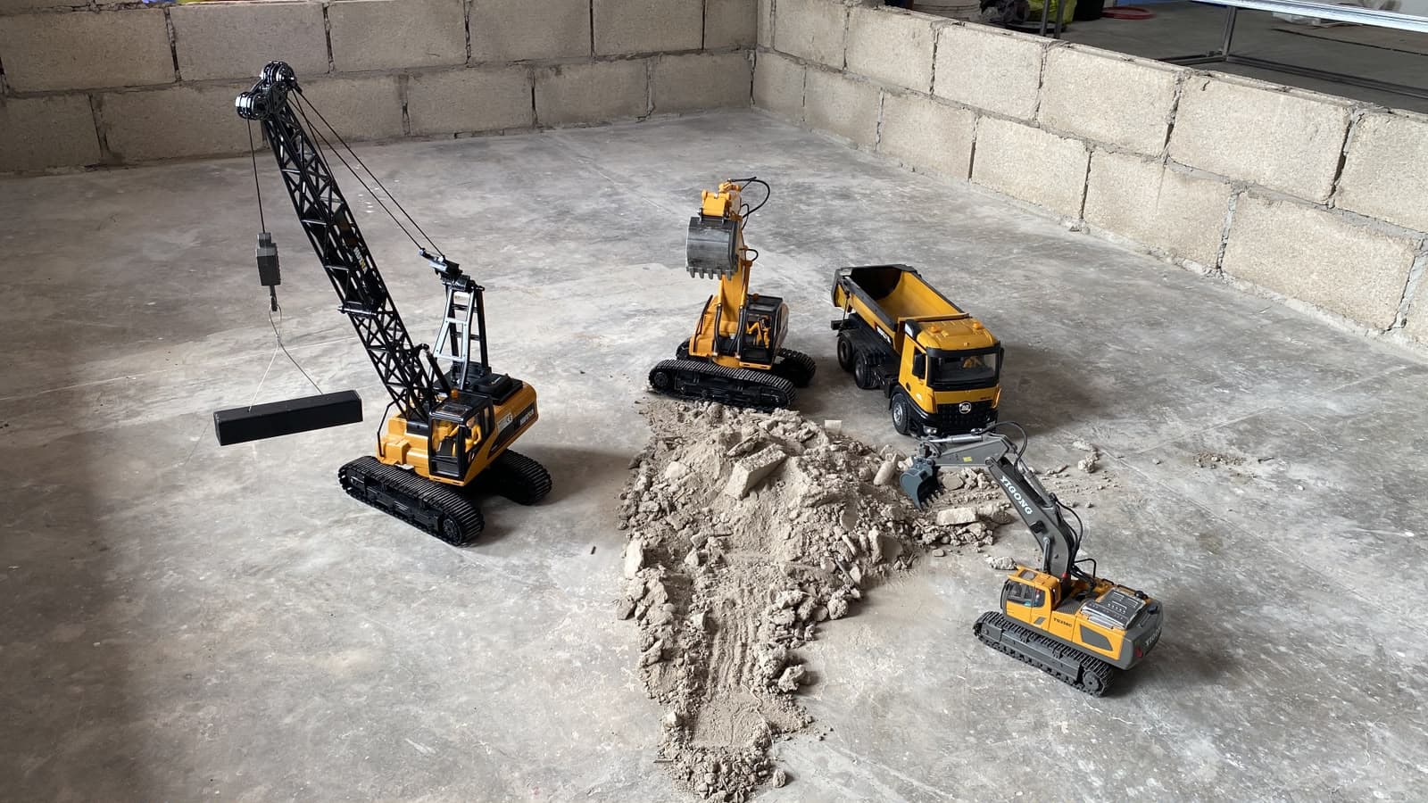 Maquinaria de construcción a control remoto en Megapixel Park