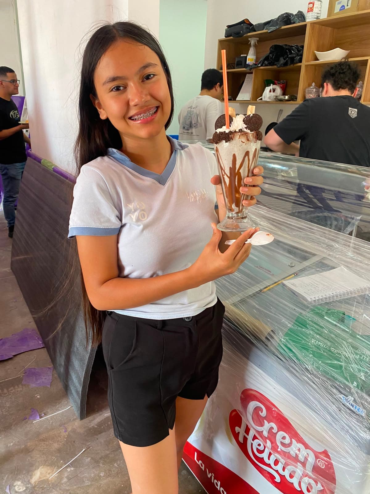 Visitante disfrutando una malteada de Mega Helados
