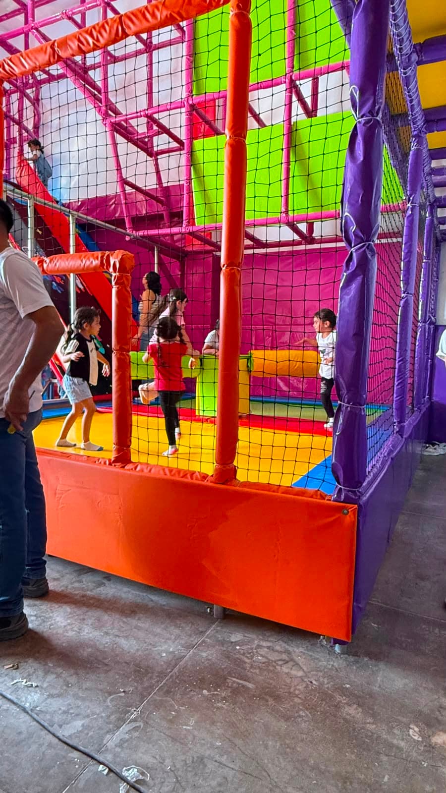 Zona de juegos llena de color en Megapixel Park