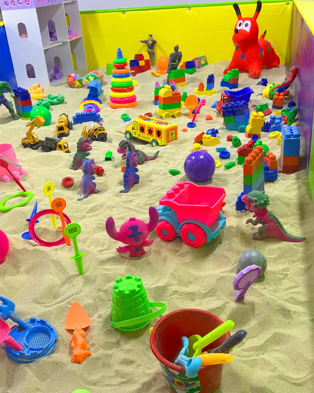Mega Arenero con juguetes, baldes y dinosaurios en Megapixel Park