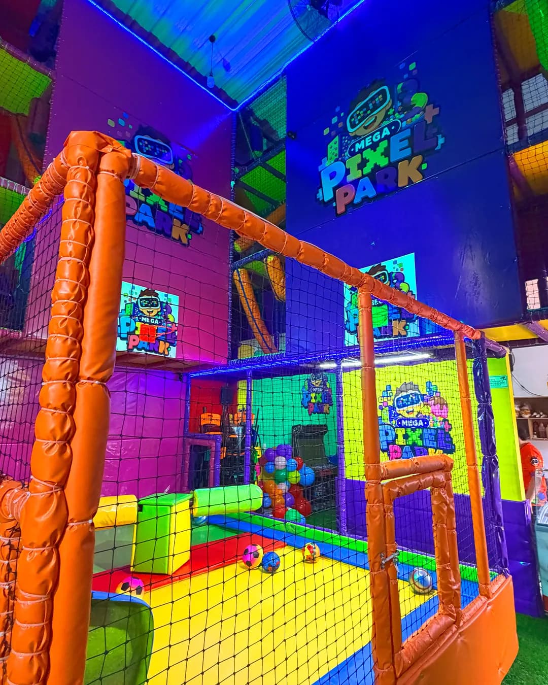 Mega Jaula de juego con mallas y varios niveles en Megapixel Park