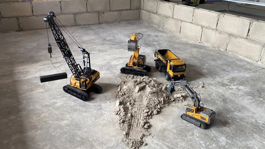 Maquinaria de construcción a control remoto en Megapixel Park