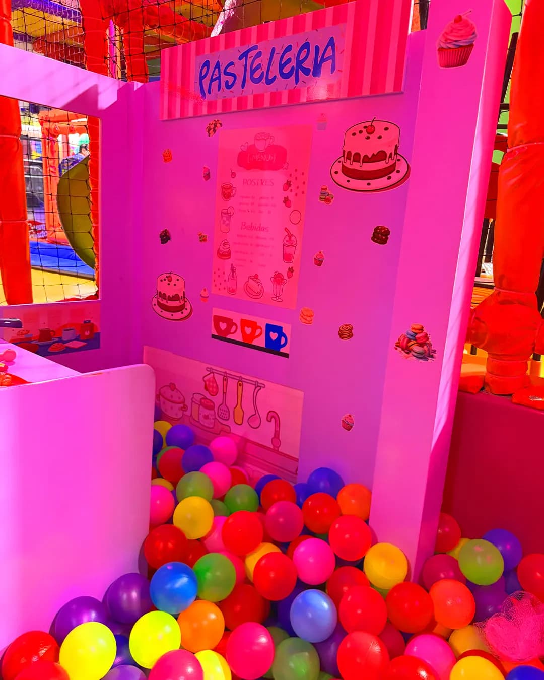 Pastelería de juego de roles con piscina de pelotas