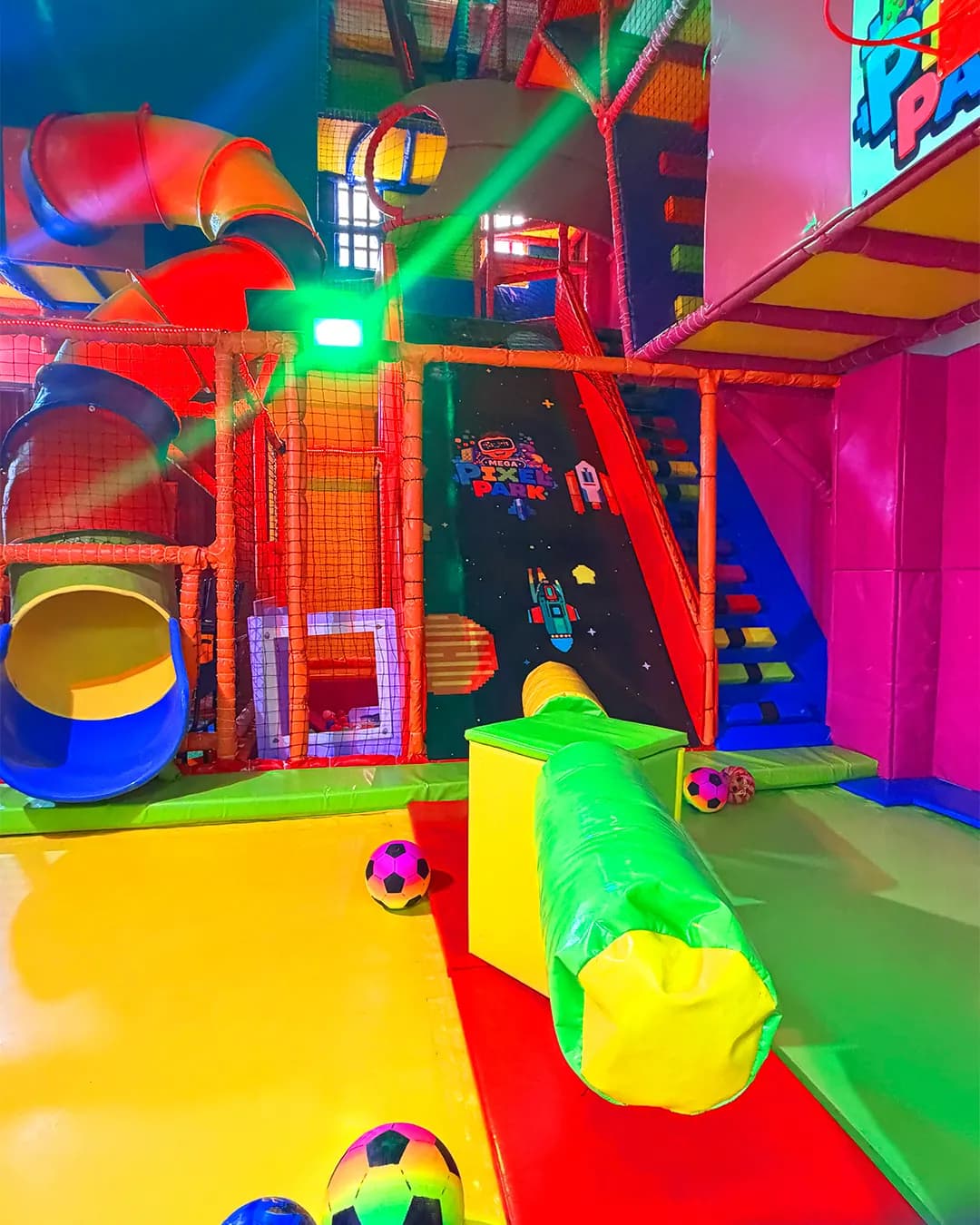 Playground de Megapixel Park con toboganes, escaleras y piscina de pelotas