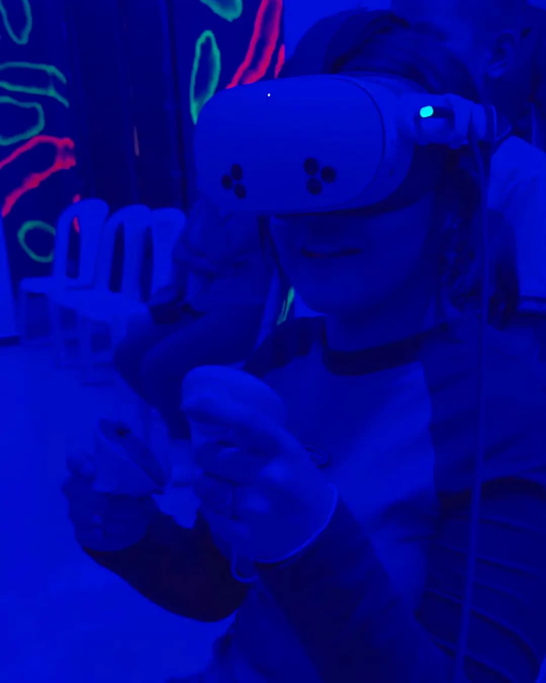 Niño con gafas de realidad virtual en la zona Mega VR